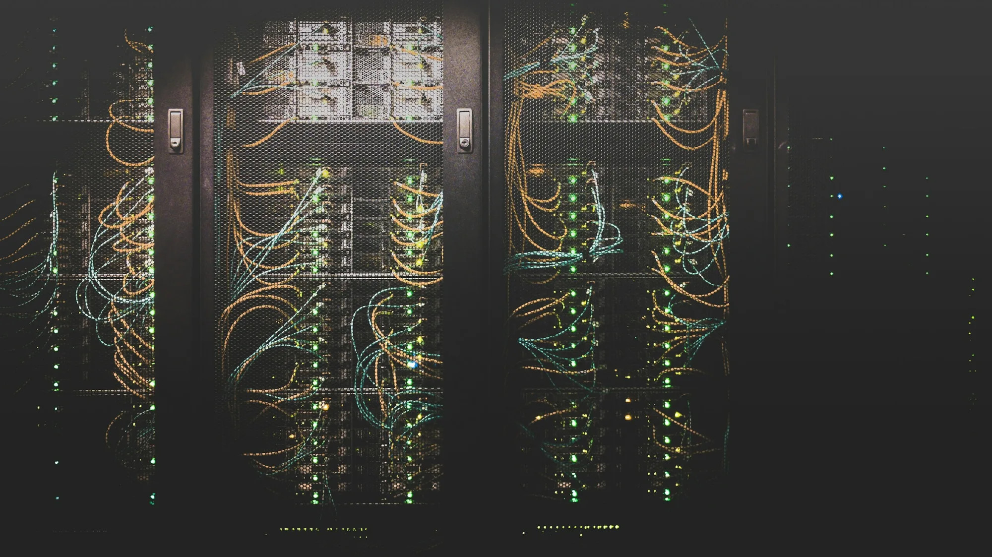 Serverrack og kabelføring inne i et datasenter