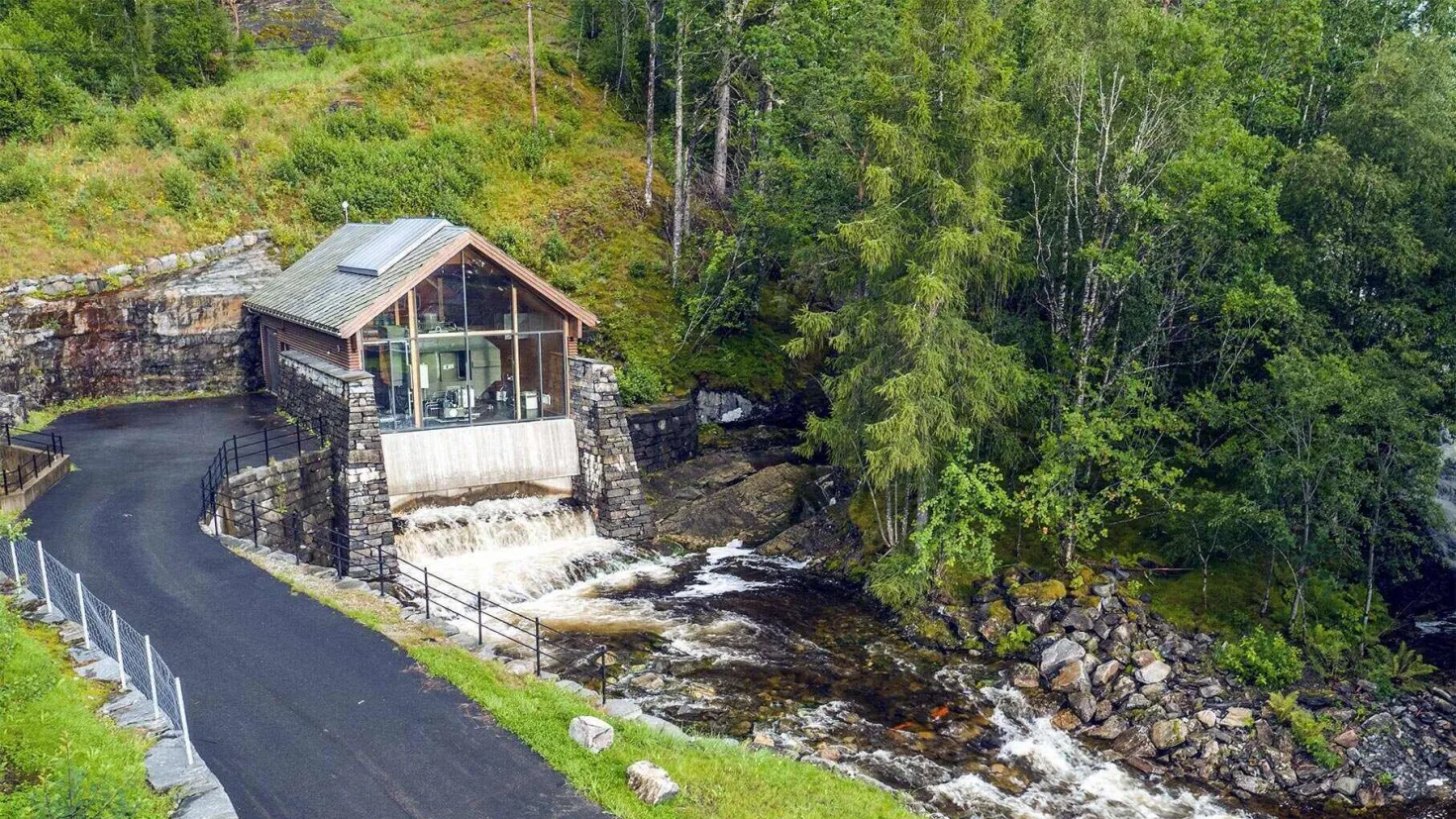 Ytre Alsåker småkraftverk ved en skogkledd elv i Kvinnherad